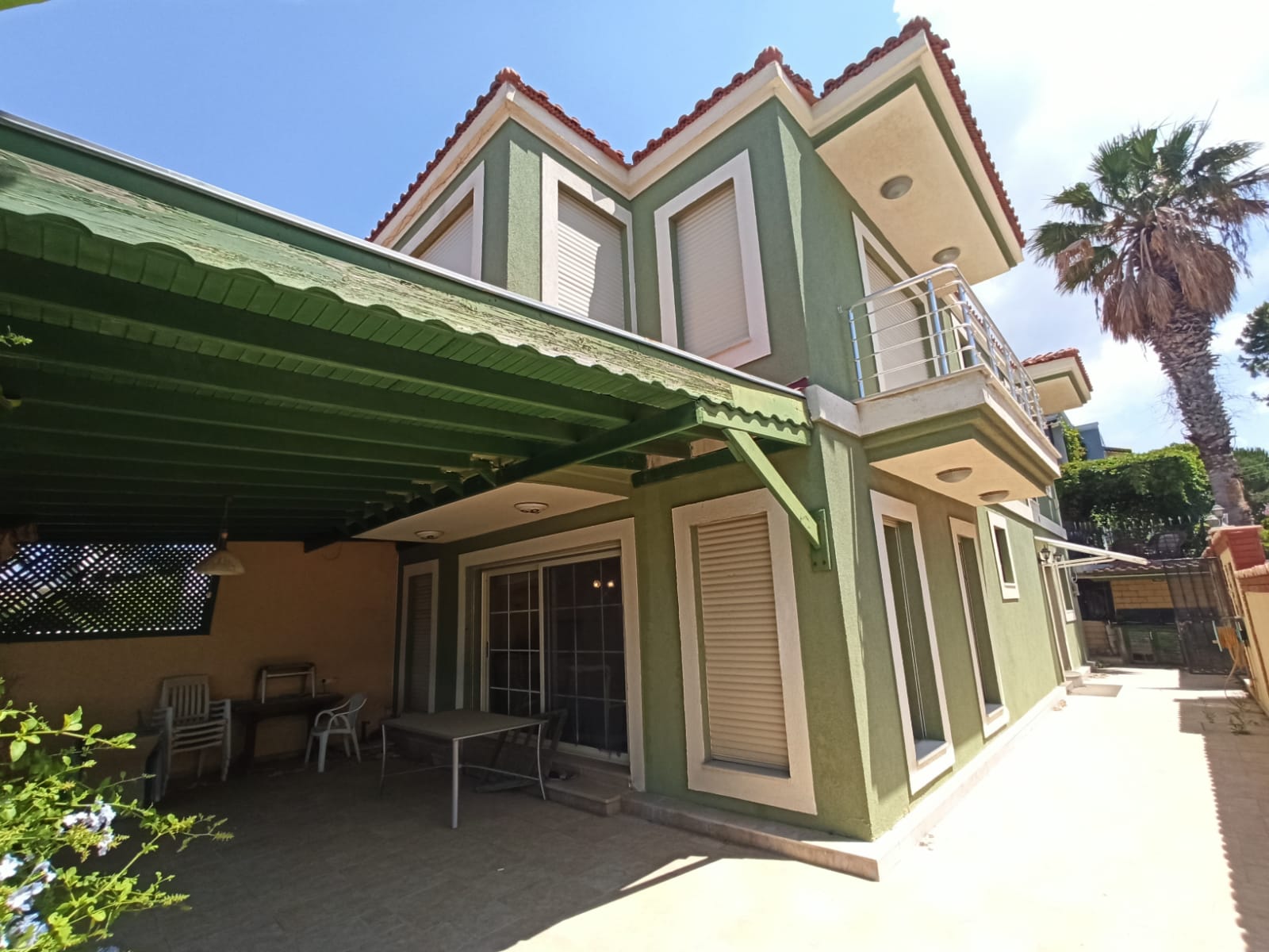 Villa within 1 second walk to the sea